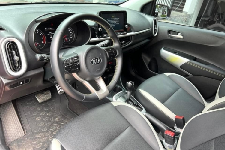 Cụm đèn pha được nhà sản xuất tạo hình đuôi đèn kéo dài về phía sau, tạo hiệu ứng thị giác mạnh. Cản trước được làm lại hoàn toàn, thể thao và cá tính hơn bản cũ. 