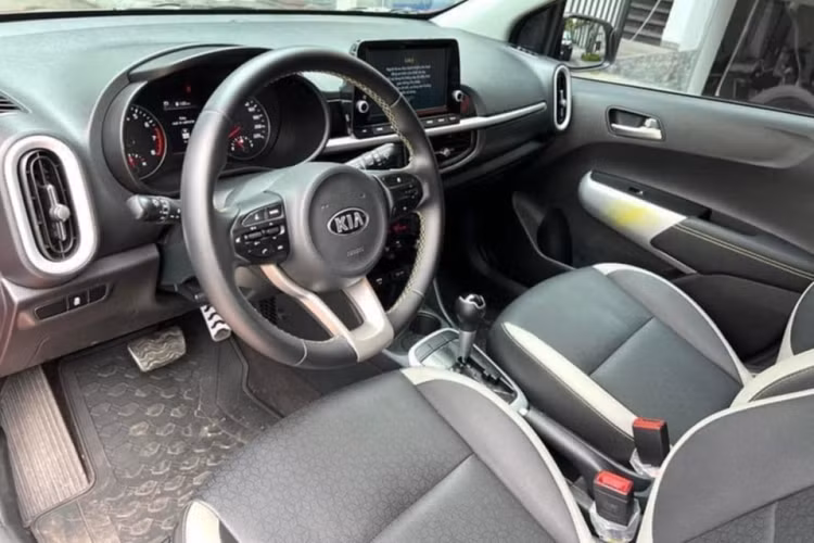 Cụm đèn pha được nhà sản xuất tạo hình đuôi đèn kéo dài về phía sau, tạo hiệu ứng thị giác mạnh. Cản trước được làm lại hoàn toàn, thể thao và cá tính hơn bản cũ. 