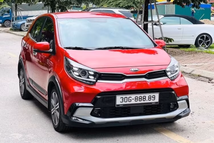 Kia Morning 2022 tại Việt Nam là mẫu xe hạng A ăn khách. Đây là một trong những mẫu xe hạng A góp mặt ở thị trường Việt Nam sớm nhất, ngay từ thời gian đầu Kia Morning đã ghi dấu ấn rõ rệt với người Việt ở kiểu dáng thời gian, thiết kế hợp mắt phần đông chị em. 