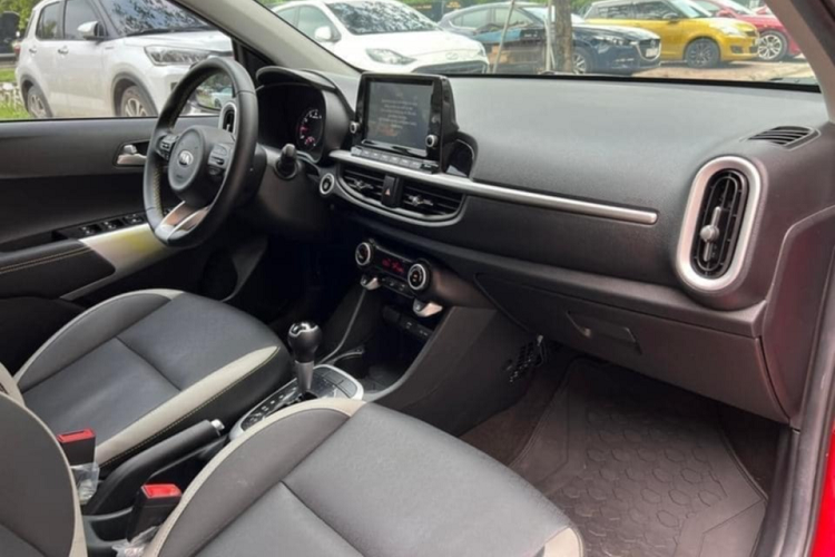 Khoang nội thất ở Morning 2022 thay đổi khá nhiều so với mẫu xe cũ. Tay lái thể thao, bọc da tích hợp nhiều phím bấm chức năng hiện đại, màn hình giải trí 8 inch với dàn âm thanh 6 loa. 