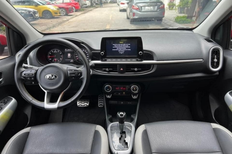 Mẫu xe nhỏ gọn nhanh chóng trở thành chiếc xe ô tô được nhiều chị em ưa chuộng. Sang phiên bản 2022, Morning tiếp tục thể hiện là độ "bảnh" với đầu xe thiết kế hoàn toàn mới. Cụm đèn pha là bóng halogen với thấu kính cùng hai bóng LED định vị ban ngày. 