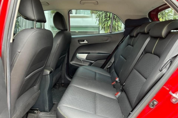 Ghế lái chỉnh cơ 6 hướng. Bàn đạp ga, phanh ốp nhôm hiện đại, chi tiết này hiếm thấy trên các mẫu xe Nhật. Xe được trang bị 2 túi khí trước với hệ thống ABS, cân bằng điện tử, cảm biến và camera lùi có sẵn theo xe. 