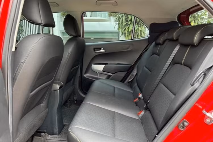 Ghế lái chỉnh cơ 6 hướng. Bàn đạp ga, phanh ốp nhôm hiện đại, chi tiết này hiếm thấy trên các mẫu xe Nhật. Xe được trang bị 2 túi khí trước với hệ thống ABS, cân bằng điện tử, cảm biến và camera lùi có sẵn theo xe. 