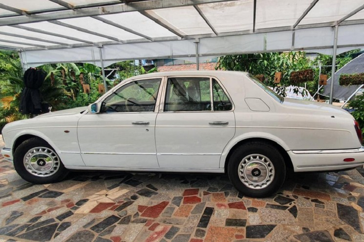 Rolls-Royce Silver Seraph là chiếc xe siêu sang được ra mắt vào năm 1999 và số lượng xe này tại Việt Nam được tiết lộ dưới 5 chiếc. Trong đó, chiếc Rolls-Royce Silver Seraph biển Hải Phòng này đang được chủ nhân rao bán với giá gần 7 tỷ đồng, bằng một chiếc xe siêu sang Meredes-Maybach S450 2021 hàng lướt.