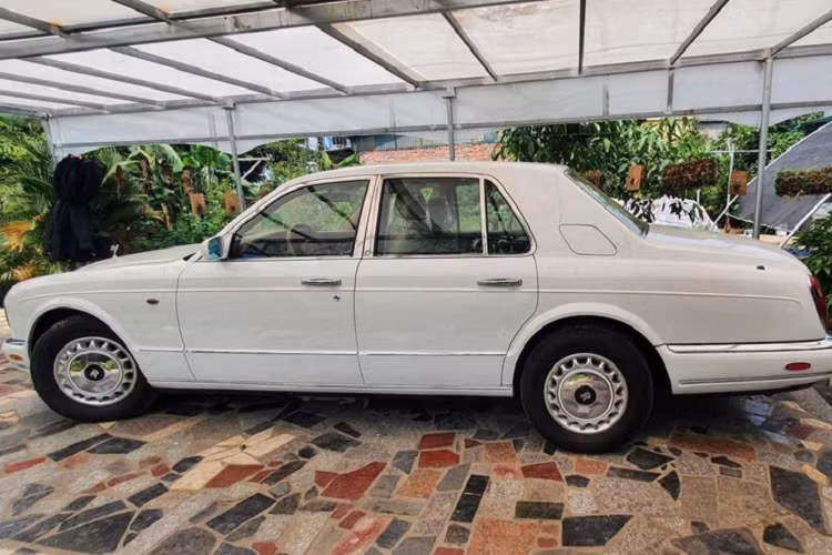 Rolls-Royce Silver Seraph là chiếc xe siêu sang được ra mắt vào năm 1999 và số lượng xe này tại Việt Nam được tiết lộ dưới 5 chiếc. Trong đó, chiếc Rolls-Royce Silver Seraph biển Hải Phòng này đang được chủ nhân rao bán với giá gần 7 tỷ đồng, bằng một chiếc xe siêu sang Meredes-Maybach S450 2021 hàng lướt.