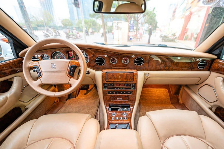 Thậm chí người này chia sẻ, lúc ra mắt, Rolls-Royce Silver Seraph có giá đủ mua được cả một dãy nhà trong khu phố ở Hà Nội hoặc Sài Gòn nhưng giá hiện nay chỉ còn bằng nhà trong hẻm Sài Gòn.