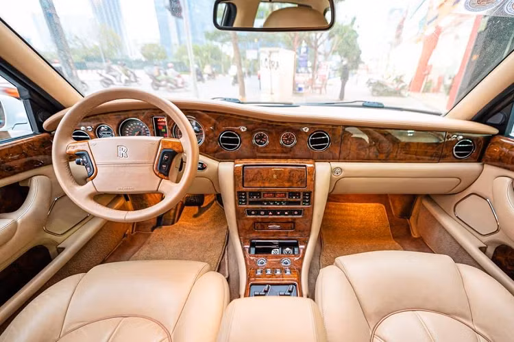 Thậm chí người này chia sẻ, lúc ra mắt, Rolls-Royce Silver Seraph có giá đủ mua được cả một dãy nhà trong khu phố ở Hà Nội hoặc Sài Gòn nhưng giá hiện nay chỉ còn bằng nhà trong hẻm Sài Gòn.