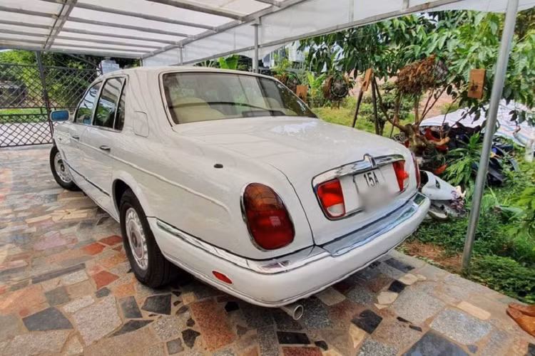 Cung cấp sức mạnh cho Rolls-Royce Silver Seraph đang rao bán gần 7 tỷ đồng là khối động cơ V12, dung tích 5.4 lít, hút khí tự nhiên, sản sinh công suất tối đa 356 mã lực tại vòng tua máy 5.000 vòng/phút và mô men xoắn cực đại 490 Nm tại vòng tua 3.900 vòng/ phút. Xe trang bị hộp số 5 cấp.