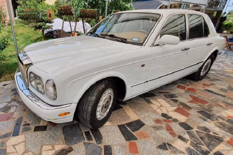 Để thuyết phục người mua bỏ ra số tiền có thể sở hữu xe siêu sang đời mới hay các mẫu xe sang chưa đăng ký, chủ nhân Rolls-Royce Silver Seraph siêu sang cho rằng đây là mẫu xe mang tính biểu tượng và bạn sẽ trở nên đẳng cấp khi bước xuống từ một chiếc xe Rolls-Royce dù tuổi đời có cao đi chăng nữa.