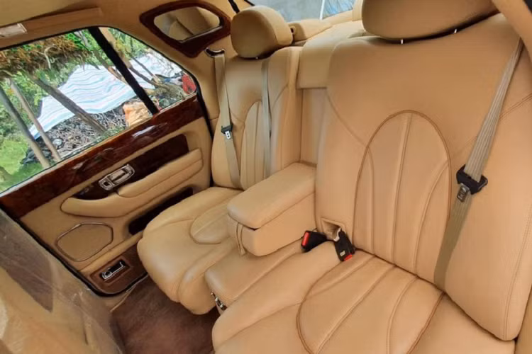 Chiếc xe siêu sang Rolls-Royce Silver Seraph này được chủ nhân giới thiệu được lưu tồn kho nhiều năm, tức nhập về nước theo kiểu thanh lý hải quan và được đăng ký lần đầu tại Việt Nam vào năm 2020, hiện xe đang mang biển số Hải Phòng.
