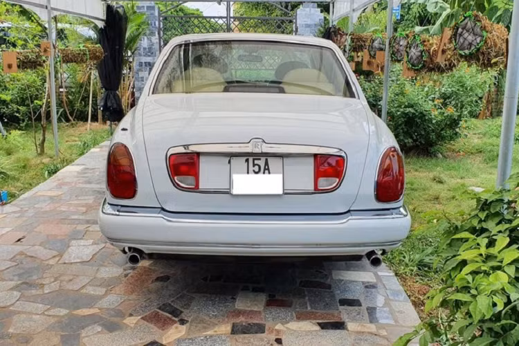 Xe mang ngoại thất màu trắng cùng nhiều chi tiết mạ crôm sáng bóng và tất nhiên còn có logo Spirit of Ecstasy huyền thoại trước đầu xe.