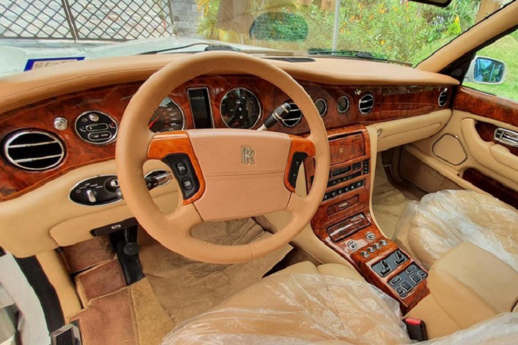 Được biết, chỉ có tổng cộng 1.570 chiếc Silver Seraph đã được sản xuất trước khi ngừng bán vào năm 2002, ngoài chiếc xe Rolls-Royce Silver Seraph trong bài viết này, giới mê xe trong nước từng chứng kiến ông Đặng Lê Nguyên Vũ cho trưng bày 1 chiếc Rolls-Royce Silver Seraph có ngoại thất màu bạc bên cạnh xe mui trần hàng hiếm Rolls-Royce Corniche.