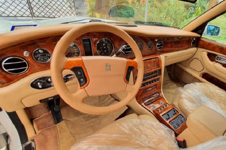 Được biết, chỉ có tổng cộng 1.570 chiếc Silver Seraph đã được sản xuất trước khi ngừng bán vào năm 2002, ngoài chiếc xe Rolls-Royce Silver Seraph trong bài viết này, giới mê xe trong nước từng chứng kiến ông Đặng Lê Nguyên Vũ cho trưng bày 1 chiếc Rolls-Royce Silver Seraph có ngoại thất màu bạc bên cạnh xe mui trần hàng hiếm Rolls-Royce Corniche.