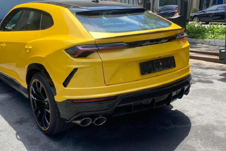 Bên cạnh màu sơn Giallo Inti nổi bật, ngoại hình Lamborghini Urus Pearl Capsule mới về nước còn đi kèm rất nhiều chi tiết như các ốp hốc gió phía trước, bên hông và sau xe, cản va trước/sau hay cho đến các vòm bánh xe bằng sợi carbon... Ngoài ra còn có điểm nhấn chính là việc các mẫu xe Lamborghini Urus Pearl Capsule đi kèm nóc màu đen tương phản.