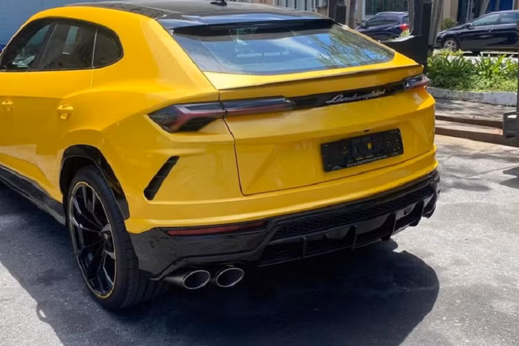 Bên cạnh màu sơn Giallo Inti nổi bật, ngoại hình Lamborghini Urus Pearl Capsule mới về nước còn đi kèm rất nhiều chi tiết như các ốp hốc gió phía trước, bên hông và sau xe, cản va trước/sau hay cho đến các vòm bánh xe bằng sợi carbon... Ngoài ra còn có điểm nhấn chính là việc các mẫu xe Lamborghini Urus Pearl Capsule đi kèm nóc màu đen tương phản.