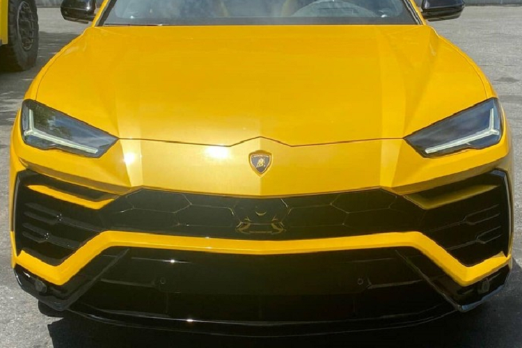 Chiếc siêu SUV Lamborghini Urus mới được mang về Việt Nam có màu sơn vàng nhưng không phải mang mã Giallo Auge quen thuộc đã có trên 5 chiếc Urus về nước sở hữu, thay vào đó, xe mang màu sơn vàng Giallo Inti, 1 trong số những bộ áo hoàn toàn mới nằm trong gói độ chính hãng có tên gọi Pearl Capsule.