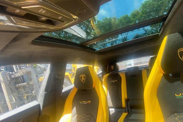 Hiện chưa rõ mức giá xe Lamborghini Urus Pearl Capsule độ chính hãng mới về nước, chỉ biết rằng, những nâng cấp kể trên đã khiến giá xe Lamborghini Urus phiên bản Pearl Capsule 2022 tăng thêm 18.000 đô la, lên mức 218.009 đô la, khoảng 5 tỷ đồng tại thị trường Mỹ. Sức mạnh này sẽ đồng hành cùng hộp số tự động 8 cấp và hệ dẫn động 4 bánh, nhờ đó, Lamborghini Urus có thể tăng tốc từ vị trí xuất phát lên 100 km/h chỉ trong thời gian 3,6 giây trước khi đạt vận tốc tối đa 305 km/h.