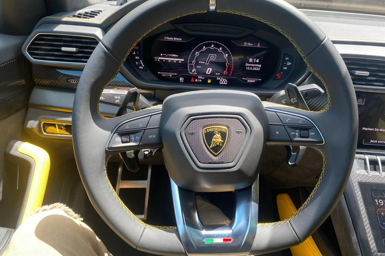 Bên trong khoang lái là không gian nội thất phối 2 tông màu vàng-đen, ngoài ra còn có chỉ khâu ghế hình lục giác, tựa đầu ghế thêu logo "bò tót" cùng những chi tiết bằng sợi carbon. Ghế ngồi của xe được bọc da Alcantara là tùy chọn cho các phiên bản xe Urus tiêu chuẩn nhưng là trang bị có sẵn cho Lamborghini Urus phiên bản Pearl Capsule Edition 2022.