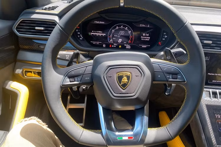 Bên trong khoang lái là không gian nội thất phối 2 tông màu vàng-đen, ngoài ra còn có chỉ khâu ghế hình lục giác, tựa đầu ghế thêu logo "bò tót" cùng những chi tiết bằng sợi carbon. Ghế ngồi của xe được bọc da Alcantara là tùy chọn cho các phiên bản xe Urus tiêu chuẩn nhưng là trang bị có sẵn cho Lamborghini Urus phiên bản Pearl Capsule Edition 2022.