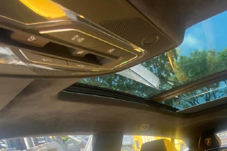 Ngoài 3 màu sơn mới, xe còn có thiết kế khóa thông minh và gói hỗ trợ đỗ xe nâng cấp tùy chọn và thêm trang bị tùy chọn là hệ thống âm thanh Sensonum cao cấp mới, đi kèm âm ly 730 W và 17 loa. Cuối cùng là những tính năng hỗ trợ người lái tùy chọn trước đây trên xe Urus tiêu chuẩn như màn hình thông tin hiển thị thông tin kính lái, hệ thống kiểm soát hành trình thích ứng và phát hiện điểm mù đã được trang bị sẵn cho Lamborghini Urus 2022 mới về nước.