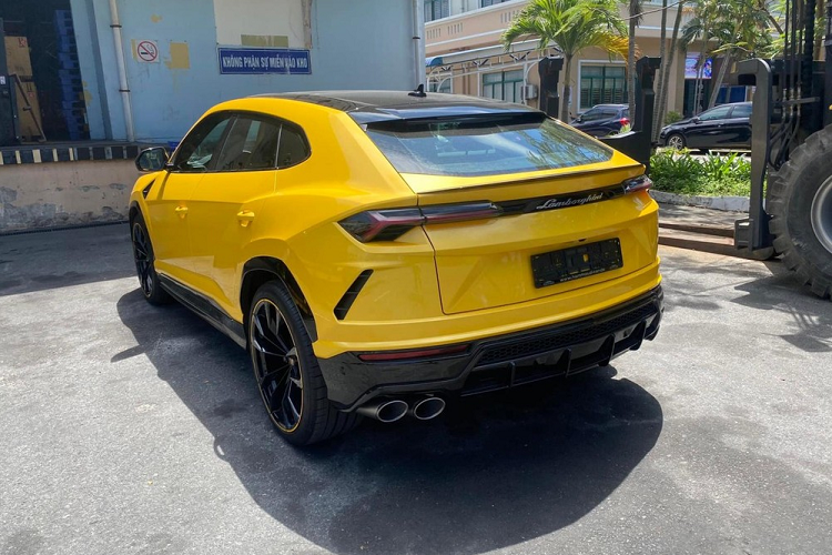 Do trung tâm thiết kế Centro Stile của Lamborghini tạo ra, Pearl Capsule là gói độ chính hãng đầu tiên dành cho dòng siêu SUV Urus. Gói này cho phép khách hàng sơn chiếc Lamborghini Urus 2022 của mình với các màu mới như cam Arancio Borealis, xanh Verde Mantis hay vàng Giallo Inti như chiếc xe Lamborghini Urus mới được mang về Việt Nam.