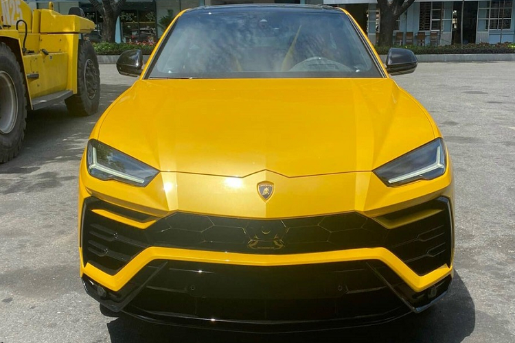 Số lượng Lamborghini Urus tại Việt Nam đã gần chạm mốc 20 chiếc, trong đó, có nhiều xe sở hữu các màu sơn rất bắt mắt như trắng, vàng, xanh dương, xanh ngọc hay đen. Mới đây nhất, một chiếc xe Lamborghini Urus màu vàng xuất hiện tại showroom bán xe ở Hà Nội đã gây sự chú ý với giới mê xe, nếu không để ý kỹ, rất khó để nhận ra đây không phải là 1 chiếc Urus tiêu chuẩn mà sở hữu bản độ chính hãng.