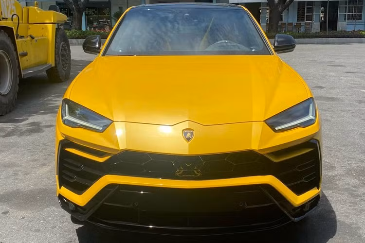 Số lượng Lamborghini Urus tại Việt Nam đã gần chạm mốc 20 chiếc, trong đó, có nhiều xe sở hữu các màu sơn rất bắt mắt như trắng, vàng, xanh dương, xanh ngọc hay đen. Mới đây nhất, một chiếc xe Lamborghini Urus màu vàng xuất hiện tại showroom bán xe ở Hà Nội đã gây sự chú ý với giới mê xe, nếu không để ý kỹ, rất khó để nhận ra đây không phải là 1 chiếc Urus tiêu chuẩn mà sở hữu bản độ chính hãng.