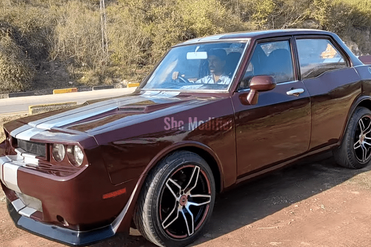 Bạn sẽ làm gì khi không đủ tiền mua một chiếc Dodge Challenger cơ bắp mới và tốt nhất? Câu trả đơn giản là tự chế một chiếc của riêng mình. Đó là những gì một cửa hàng độ ở Pakistan đã và đang làm, sử dụng những chiếc xe cổ rẻ tiền và các kỹ thuật gia công kim loại khéo léo. 