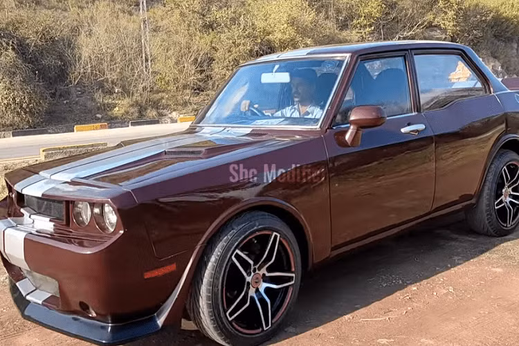 Bạn sẽ làm gì khi không đủ tiền mua một chiếc Dodge Challenger cơ bắp mới và tốt nhất? Câu trả đơn giản là tự chế một chiếc của riêng mình. Đó là những gì một cửa hàng độ ở Pakistan đã và đang làm, sử dụng những chiếc xe cổ rẻ tiền và các kỹ thuật gia công kim loại khéo léo. 