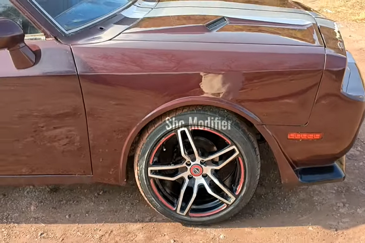 Thực lòng mà nói, quá trình chuyển đổi được thực hiện khá tốt. Rõ ràng là nó không hoàn hảo và người nhìn cũng không khó để nhận ra nó không phải là Challenger thật vì tỷ lệ kích thước và cửa phụ, nhưng trình độ của người làm quả là ấn tượng khi cân nhắc những gì anh ta có trong tay.