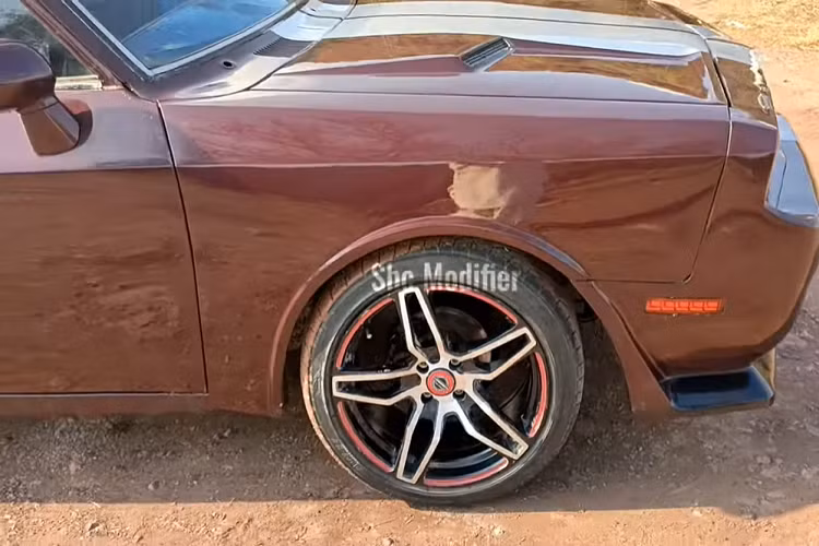 Thực lòng mà nói, quá trình chuyển đổi được thực hiện khá tốt. Rõ ràng là nó không hoàn hảo và người nhìn cũng không khó để nhận ra nó không phải là Challenger thật vì tỷ lệ kích thước và cửa phụ, nhưng trình độ của người làm quả là ấn tượng khi cân nhắc những gì anh ta có trong tay.