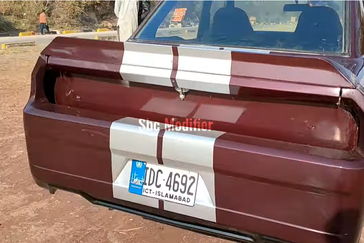 Một khi được phủ sơn, chúng ta dường như không còn nhận ra thân vỏ được chắp vá bằng nhiều tấm thép nữa, và bản thân nước sơn trông cũng khá đẹp.