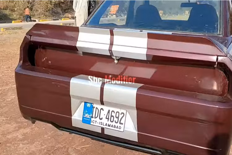 Một khi được phủ sơn, chúng ta dường như không còn nhận ra thân vỏ được chắp vá bằng nhiều tấm thép nữa, và bản thân nước sơn trông cũng khá đẹp.