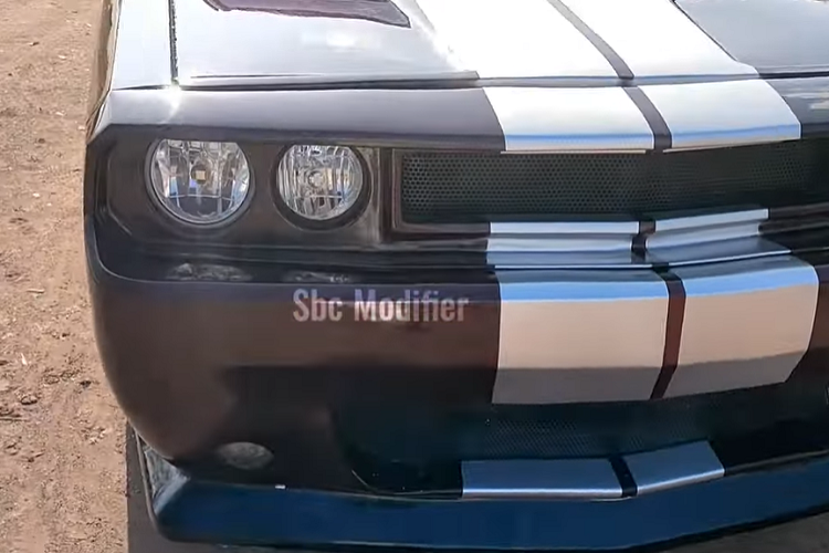 Như được thấy trong các video dưới đây, kênh YouTube “Sbc Modifier” có thể chế tạo bất cứ thứ gì và một trong những sáng tạo của họ là chiếc Dodge Challenger hàng nhái hiện đại được chế tạo từ Toyota Mark 1.