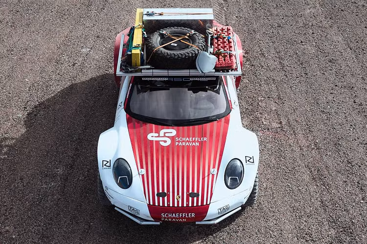 Bên trong nội thấtm nhóm nghiên cứu đã bổ sung một lồng cuộn, ghế ngồi bằng sợi carbon và dây đai an toàn. Nhằm tăng khả năng vượt địa hình, mẫu xe đã được trang bị trục cổng và lốp lớn đa địa hình đã được bổ sung để mang lại cho xe khoảng sáng gầm 350 mm.