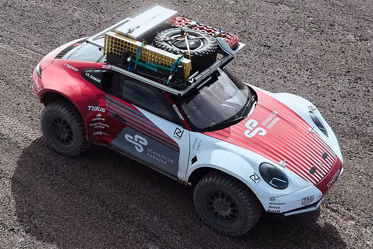 Để tạo ra những nguyên mẫu thử nghiệm đặc biệt này, Porsche đã bắt đầu nâng cấp dựa trên một cặp xe 911 Carrera 4S. Được trang bị động cơ flat-six với bộ tăng áp, công suất 443 mã lực, hệ thống làm mát của xe đã được nâng cao hơn để bảo vệ nó trong quá trình Off-road.