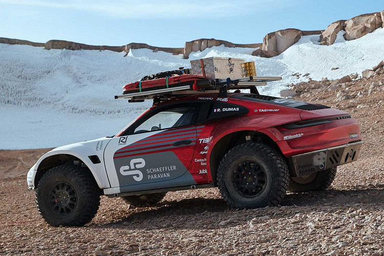 Tỷ số truyền thấp hơn đã được tinh chỉnh để điều khiển chính xác hơn ở tốc độ thấp và một sợi Aramid nhẹ đặc biệt dưới tấm chắn thân xe đã được thêm vào để bảo vệ xe khỏi những tảng đá lớn của núi lửa. Ngoài ra, nhóm nghiên cứu đã trang bị cho những chiếc xe Porsche Warp-Connector, vốn ban đầu được hình thành cho các môn đua xe thể thao.