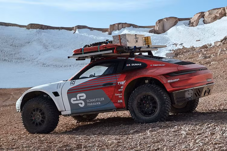 Tỷ số truyền thấp hơn đã được tinh chỉnh để điều khiển chính xác hơn ở tốc độ thấp và một sợi Aramid nhẹ đặc biệt dưới tấm chắn thân xe đã được thêm vào để bảo vệ xe khỏi những tảng đá lớn của núi lửa. Ngoài ra, nhóm nghiên cứu đã trang bị cho những chiếc xe Porsche Warp-Connector, vốn ban đầu được hình thành cho các môn đua xe thể thao.