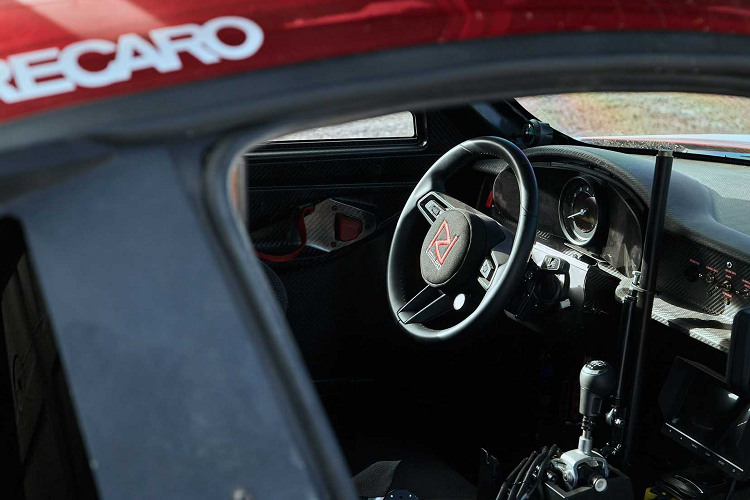 Thiết bị này tạo thành một liên kết cơ học giữa tất cả bốn bánh xe để giữ cho mọi bánh xe liên tục chịu tải khi khung xe chịu quá trình khớp nối cực mạnh. Hệ thống khóa này có thể chuyển đổi và một hệ thống lái từng dây tiên tiến góp phần vào lực kéo và khả năng kiểm soát tuyệt vời.