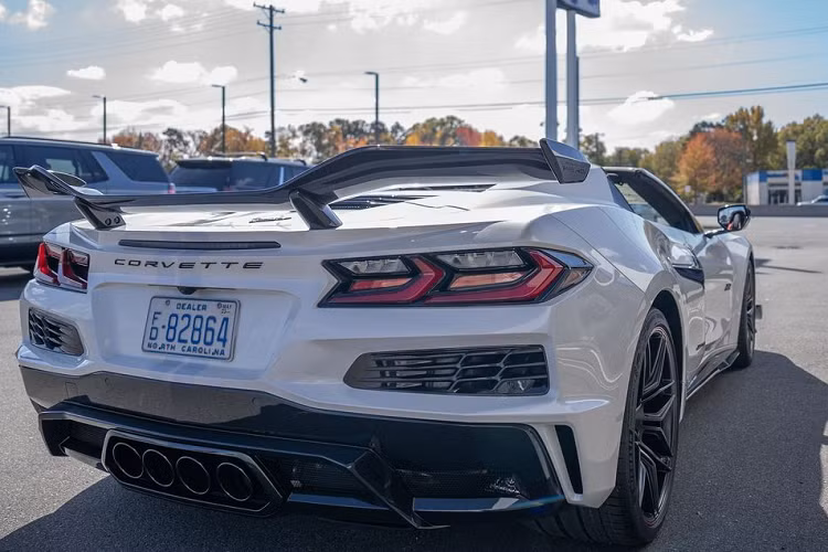 Ông cũng là người sở hữu chiếc Z06 mui trần đầu tiên được xuất xưởng trong một cuộc đấu giá khác với giá 1 triệu USD (khoảng 24 tỷ đồng).