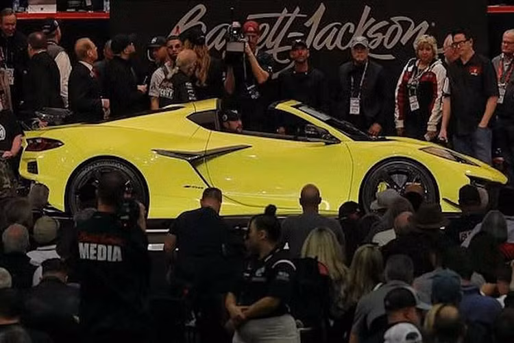 Ngoài ra, ông còn sở hữu thêm một chiếc Corvette Z06 2023 mang số VIN #002 với màu sơn trắng White Pearl Metallic kết hợp đường sọc màu xám Satin Grey nổi bật. Chiếc xe này cũng được trang bị gói nâng cấp 70th Anniversary Edition.