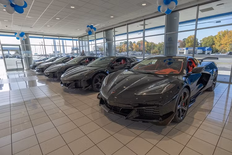 Một trong 6 chiếc có mặt tại đại lý Chevrolet mang số hiệu VIN #001, vốn là chiếc Z06 đầu tiên rời dây chuyền sản xuất. Xe được trang bị gói 70th Anniversary Edition, với ghế ngồi hai tông màu bọc da Ceramic, vô lăng bọc da lộn và bộ túi xách, vali đặc biệt đánh dấu mốc kỷ niệm 70 năm.