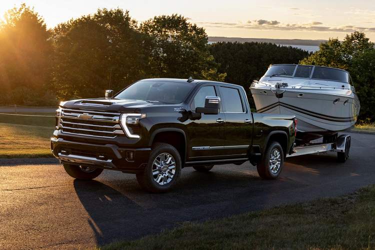 Những thay đổi lớn hơn tiếp tục diễn ra bên trong cabin khi ngay từ bản LT đã có nội thất hoàn toàn mới với thiết kế hiện đại, sử dụng các vật liệu chất lượng cao hơn và có nhiều công nghệ cải tiến.