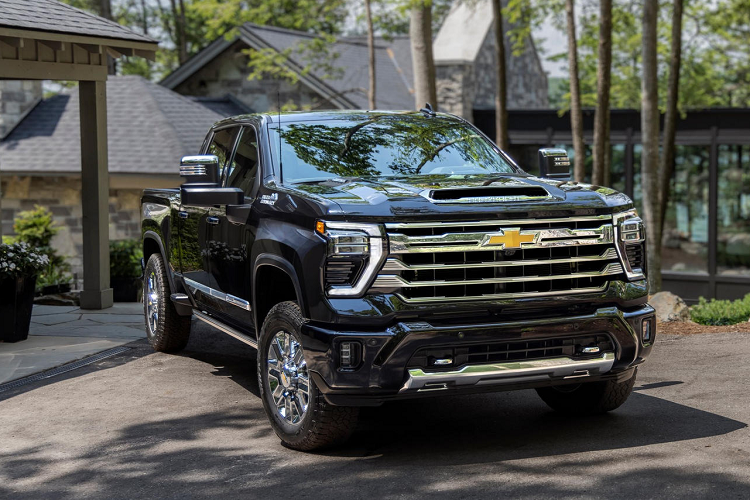 Bảng đồng hồ giờ đây là màn hình kỹ thuật số 12,3 inch mới và hệ thống thông tin giải trí màn hình cảm ứng 13,4 inch lớn hơn trước đây, tích hợp hệ điều hành mới từ Google, đầy đủ các dịch vụ mà không cần kết nối với điện thoại như trước đây. 