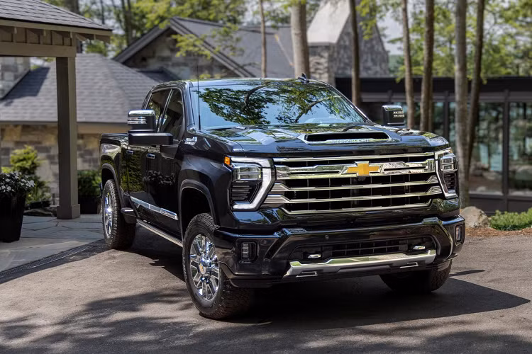 Bảng đồng hồ giờ đây là màn hình kỹ thuật số 12,3 inch mới và hệ thống thông tin giải trí màn hình cảm ứng 13,4 inch lớn hơn trước đây, tích hợp hệ điều hành mới từ Google, đầy đủ các dịch vụ mà không cần kết nối với điện thoại như trước đây. 