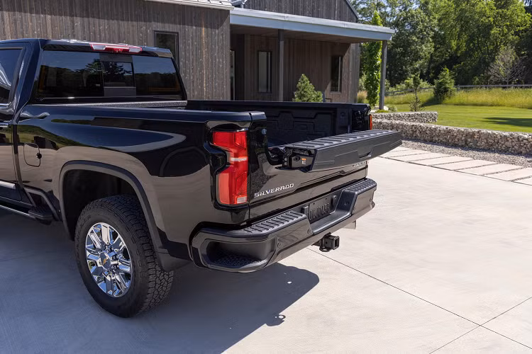 Các công nghệ hỗ trợ an toàn cũng tốt hơn trước chẳng hạn như tính năng Cảnh báo điểm mù phía bên mở rộng khu vực giám sát vùng khuất, hay công nghệ Trailer trong suốt của Chevrolet được cải tiến để hoạt động với các bánh thứ năm và rơ moóc. Hệ thống Cảnh báo GCW có tác dụng đưa ra cảnh báo cho tài xế nếu trọng lượng xe và rơ moóc vượt quá mức quy định.