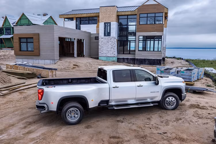 Chevrolet Silverado HD 2024 có đầy đủ các lựa chọn động cơ xăng hoặc động cơ dầu diesel. Tuy nhiên, nếu như động cơ xăng là loại V8 6,6 lít quen thuộc với thông số công suất 401 mã lực (299 kW / 407 PS) và mô-men xoắn cực đại 628 Nm không thay đổi, thì phiên bản dùng động cơ diesel Duramax được cải tiến thêm phần mạnh mẽ hơn.