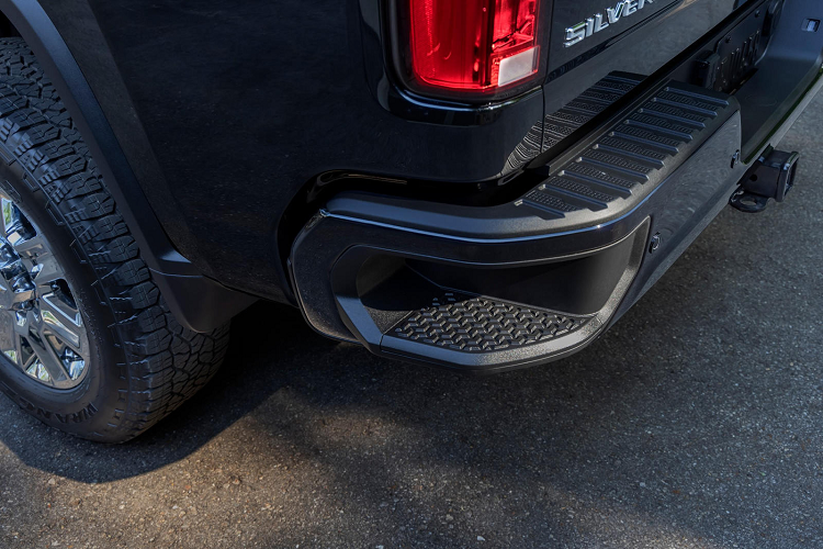 Cụ thể, động cơ Duramax 6,6 lít nay sở hữu bộ tăng áp được cải tiến và tối ưu hóa, sản sinh công suất 470 mã lực (350 kW / 477 PS) và mô-men xoắn cực đại 1.320 Nm, tăng lần lượt 25 mã lực (19 kW / 25 PS) và 88 Nm so với phiên bản cũ. Xe cũng được trang bị hộp số tự động Allison 10 cấp, với khả năng tận dụng công suất cực đại của xe tốt hơn hộp số 6 cấp cũ.