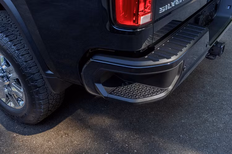 Cụ thể, động cơ Duramax 6,6 lít nay sở hữu bộ tăng áp được cải tiến và tối ưu hóa, sản sinh công suất 470 mã lực (350 kW / 477 PS) và mô-men xoắn cực đại 1.320 Nm, tăng lần lượt 25 mã lực (19 kW / 25 PS) và 88 Nm so với phiên bản cũ. Xe cũng được trang bị hộp số tự động Allison 10 cấp, với khả năng tận dụng công suất cực đại của xe tốt hơn hộp số 6 cấp cũ.