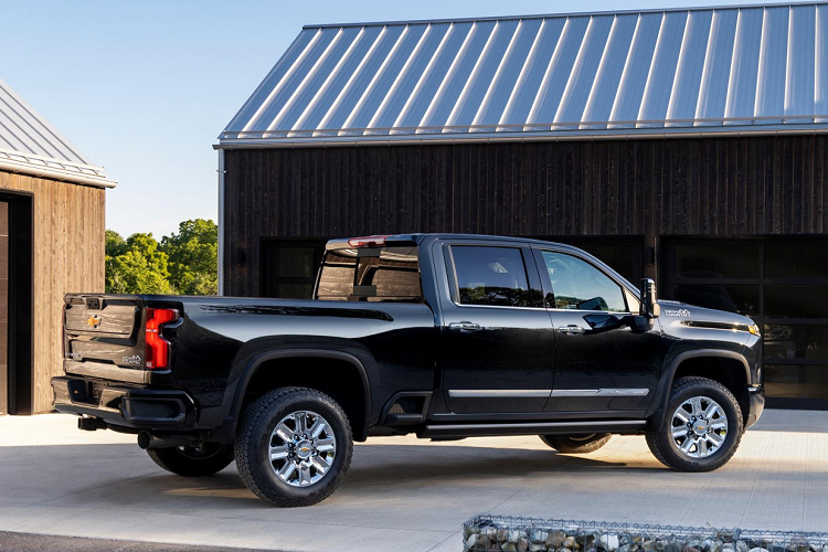 Về ngoại hình, mẫu xe bán tải Chevrolet Silverado HD 2024 nhận được khá nhiều thay đổi khiến xe trở nên bắt mắt hơn chẳng hạn như cụm đèn chiếu sáng kép phía trước đi cùng dãy LED chạy ban ngày hình chữ C nổi bật, đèn sương mù đặt dọc, đèn hậu được tái thiết kế và bổ sung họa tiết chào chủ xe khi bấm chìa khóa.